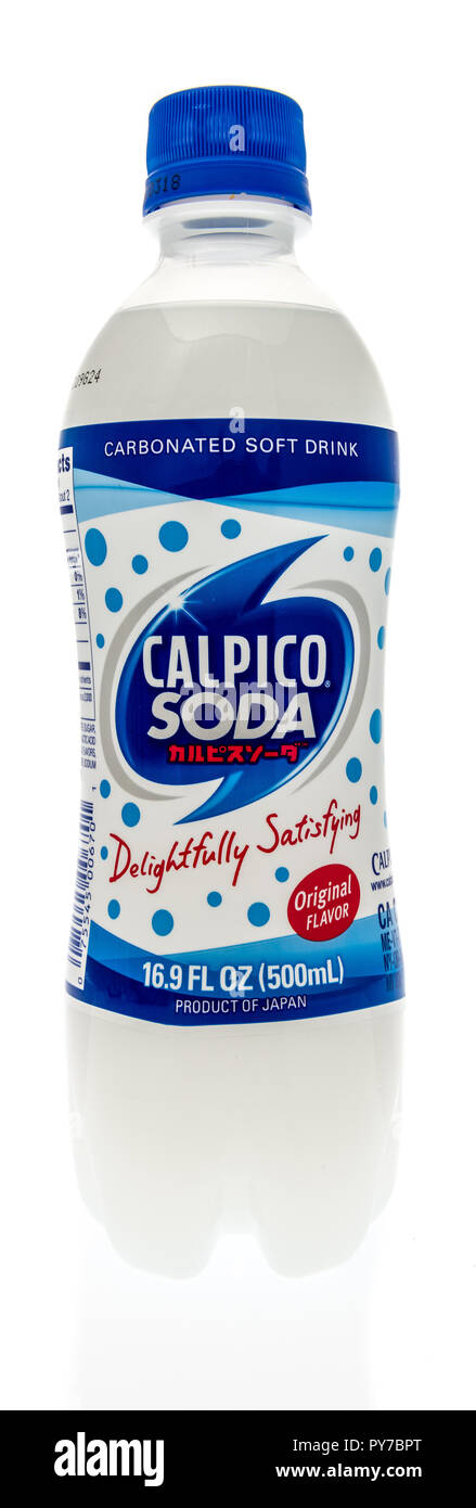 Winneconne, WI - 8 octobre 2018 : une bouteille de soda Calpico en saveur d'origine sur un fond isolé. Banque D'Images