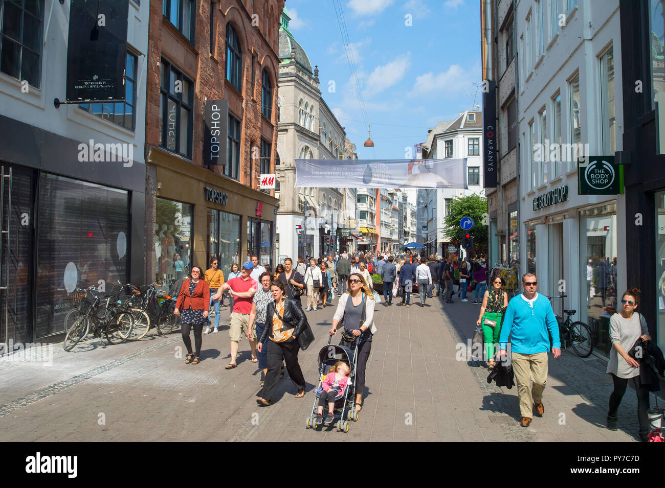 Copenhague, Danemark - 14 juin 2018 : les personnes à la rue Stroget - la rue commerçante centrale de Copenhague. Copenhague est la capitale du Danemark. Banque D'Images