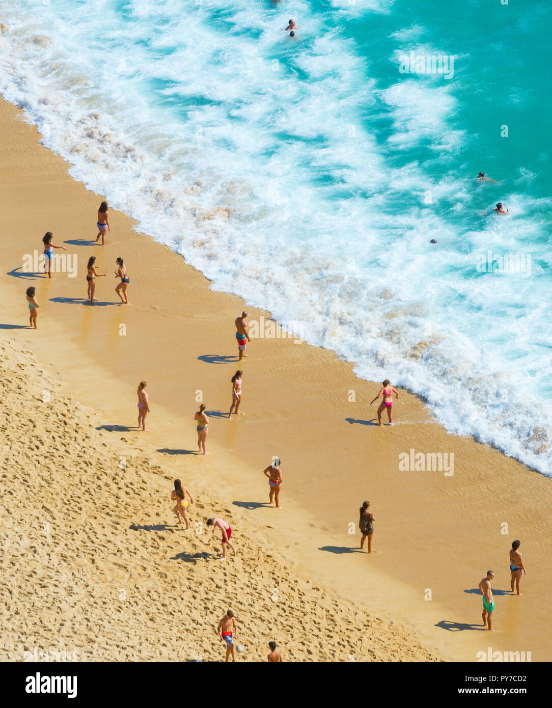 Les gens de l'ocean plage dans une journée ensoleillée d'été. Caldas da Rainha, Portugal Banque D'Images