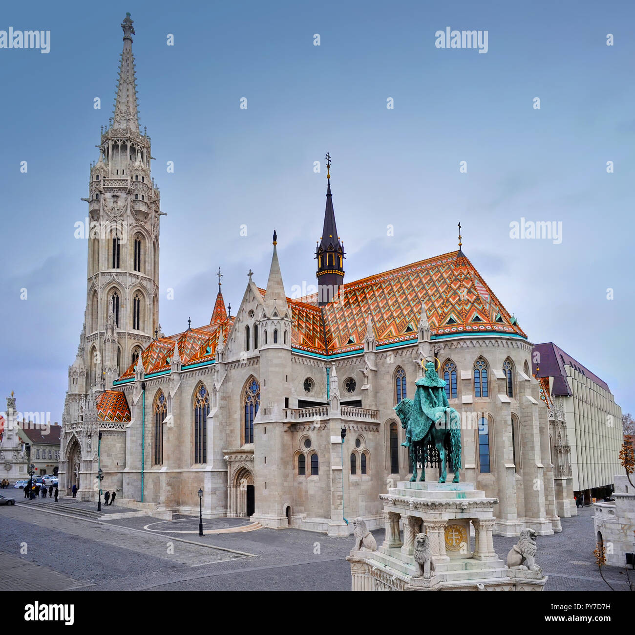 Vue sur l'église Matthias et une sculpture d'un homme sur un cheval par une journée d'hiver. Tourné à partir de ci-dessus. Budapest. Banque D'Images