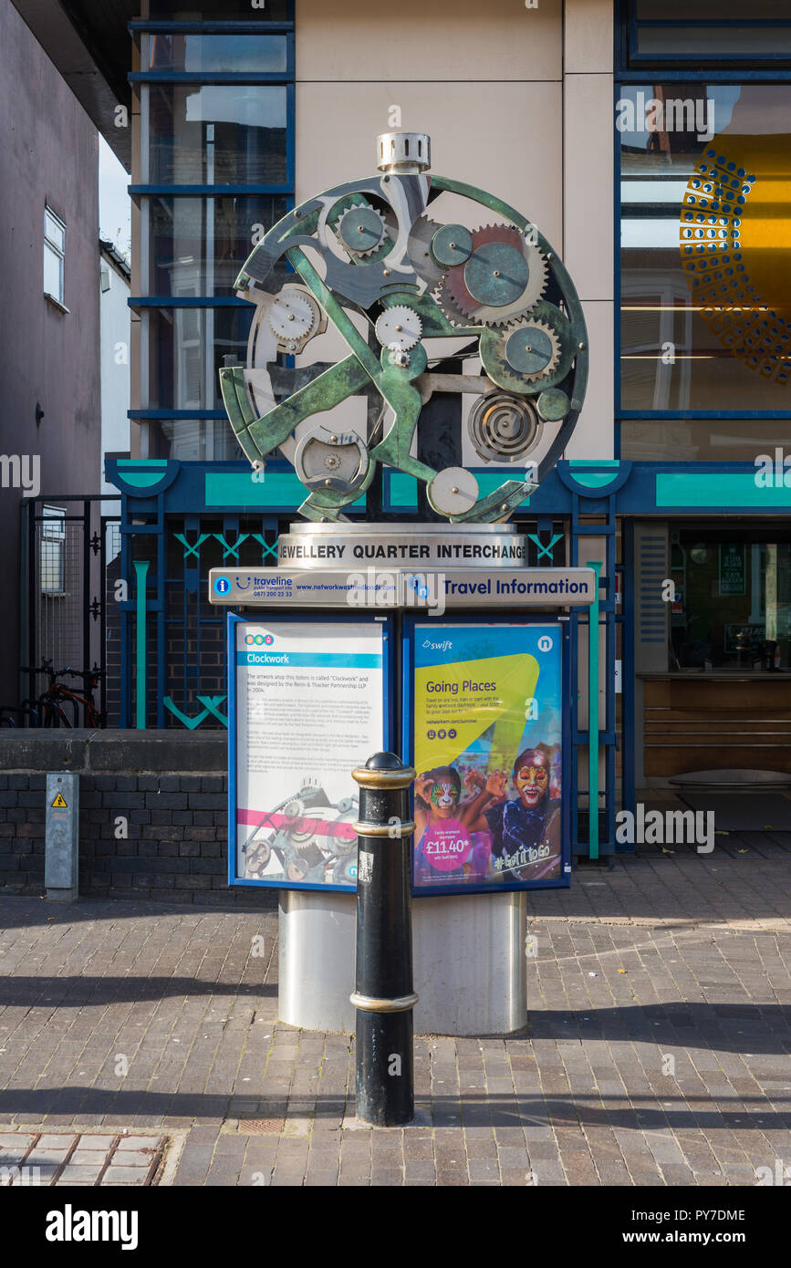 Bronze, laiton et inox sculpture connue sous le nom de 'Clockwork' commandé par Centro se tient en dehors de Jewellery Quarter gare, Birmingham Banque D'Images