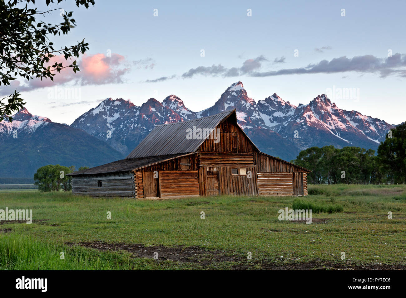 WY02515-00...WYOMING - Lever du Soleil sur le lieu historique de Grand Teton Mormon Row dans le Grand Teton National Park. Banque D'Images