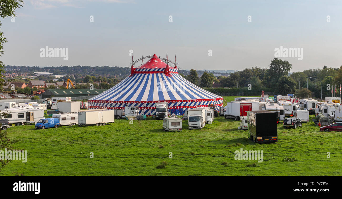 Le Chapiteau de l'Oncle Sam's American Circus dans un champ à Stoke-on-Trent, Staffordshire, Angleterre, RU Banque D'Images