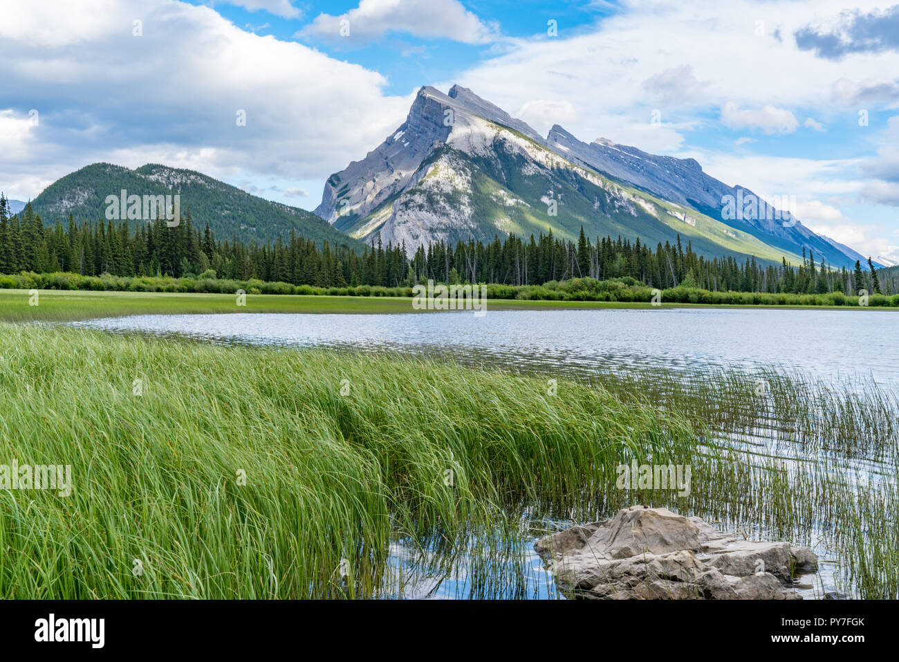 Des montagnes le long de lacs Vermillion à Banff, Alberta, Canada Banque D'Images