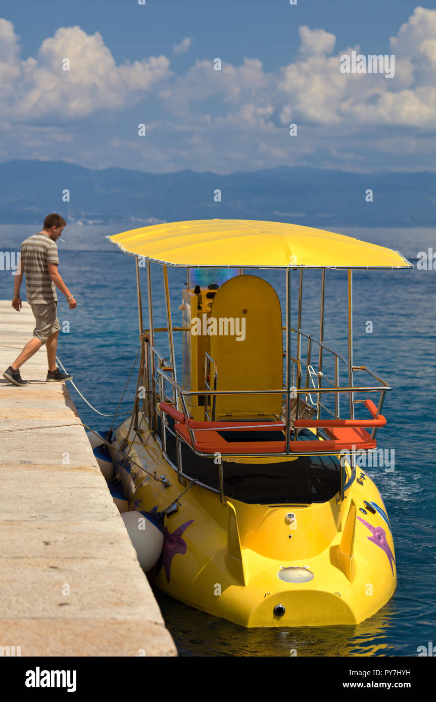 Attraction jaune bateau avec fond de verre à Moscenicka Draga, Istrie, Croatie Banque D'Images