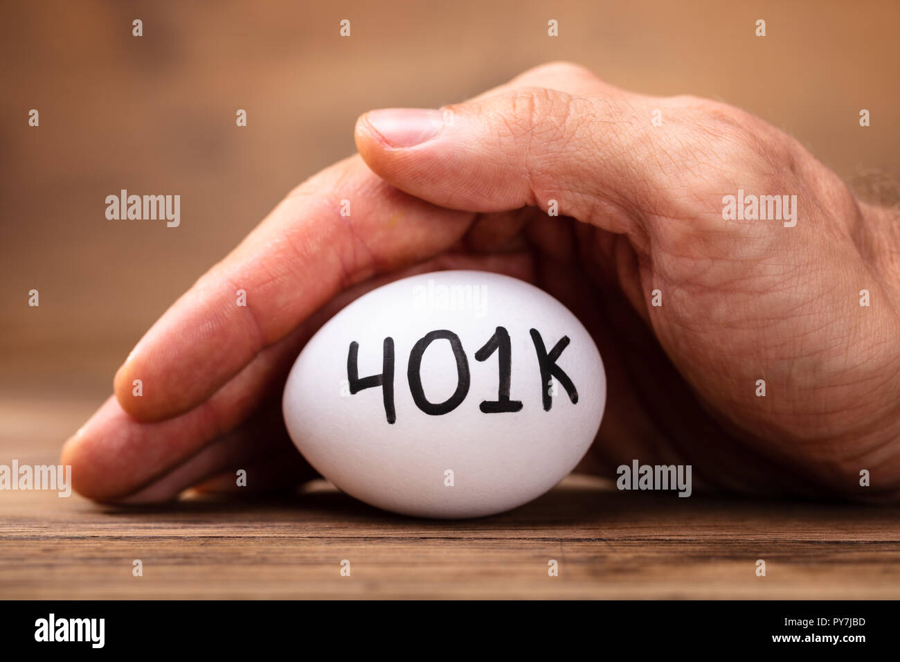 Close-up d'une main d'HOMME La protection des oeufs blancs 401k Banque D'Images