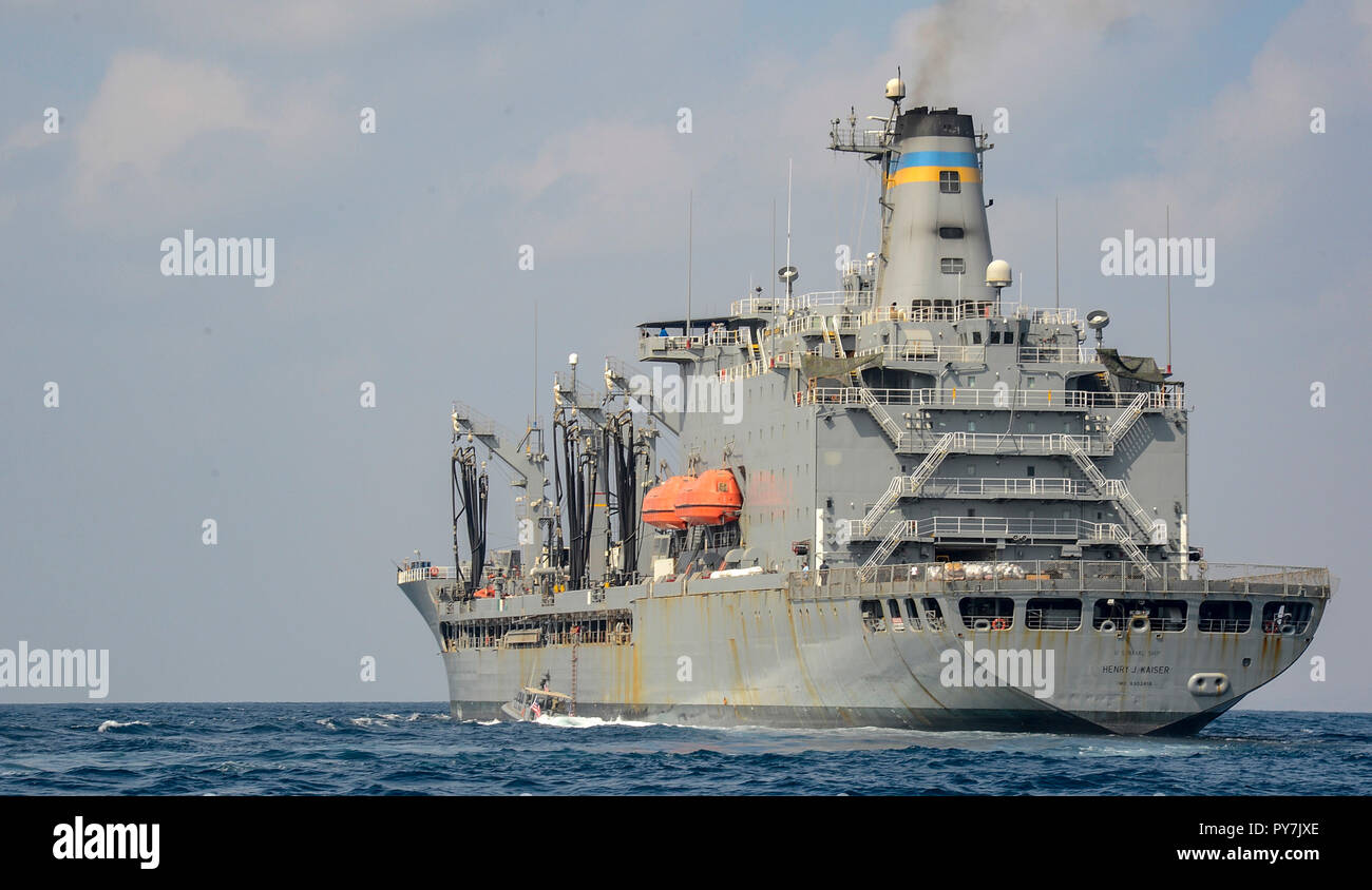 Un bateau de patrouille côtière avec l'Escadron fluviales (CRS) 8 est fourni avec la reconstitution de la flotte Oiler USNS Henry J. Kaiser (T-AO 187) tout en menant des opérations de sécurité maritime (ASM) dans le golfe de Tadjourah, le 23 octobre 2018. Combined Joint Task Force-Horn of Africa Agents de liaison à l'étranger observé les opérations pour mieux comprendre l'OSM et le CRS-8 mission. (U.S. Photo par marine Spécialiste de la communication de masse 2e classe Timothy M. Ahearn) Banque D'Images