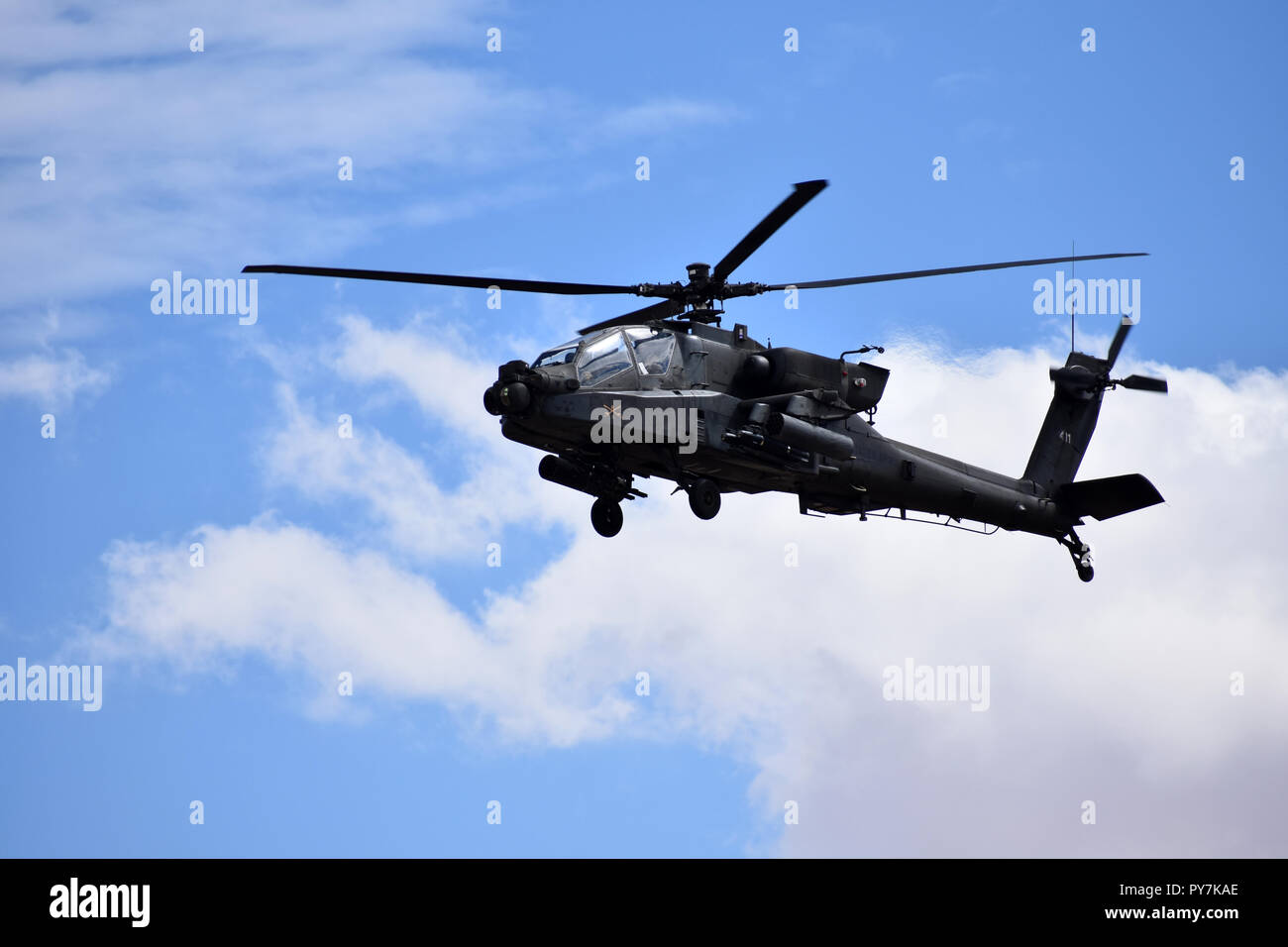 Un AH-64 Apache affecté à 3e Escadron, 6e régiment de cavalerie, Brigade d'aviation de combat, 1re Division blindée, les mouches au cours de formation au tir du Doña Ana, N.M., 11 octobre 2018. Banque D'Images
