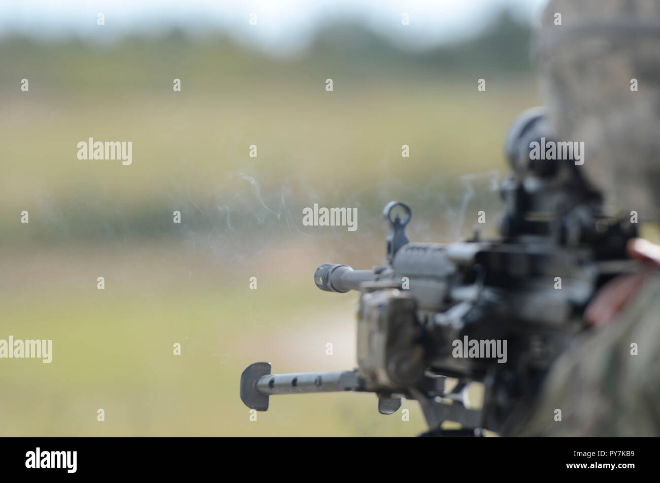 La fumée monte du fourreau d'une mitrailleuse M249 dans le commandement des Forces américaines les armes légères sur la concurrence Fort Bragg, Caroline du Nord, le 23 octobre 2018. Banque D'Images