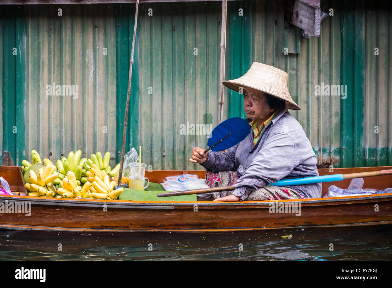 Damnoen Saduak - 8 octobre 2018 : vendeur au marché flottant. Le marché est une destination touristique très populaire. Banque D'Images