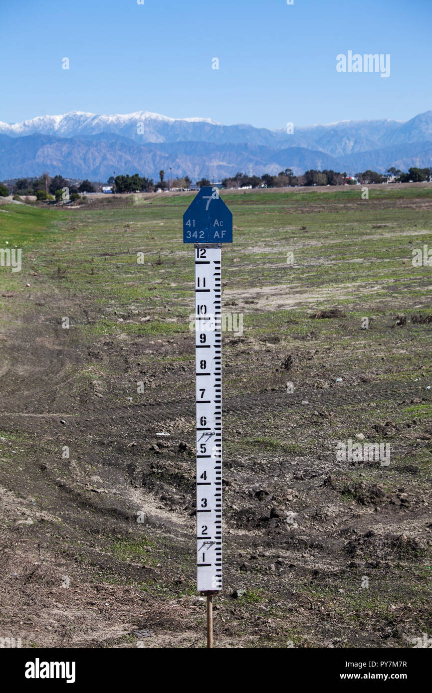 Jauge de niveau d'eau à Rio Hondo répandre de l'eau, reconstitution District - WRD, Ile de France, le comté de Los Angeles Banque D'Images
