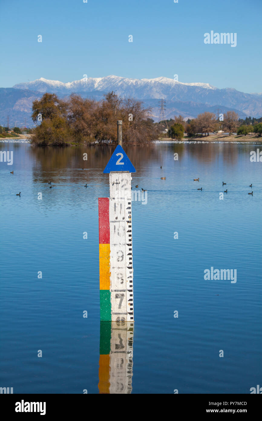 Jauge de niveau d'eau à Rio Hondo répandre de l'eau, reconstitution District - WRD, Ile de France, le comté de Los Angeles Banque D'Images