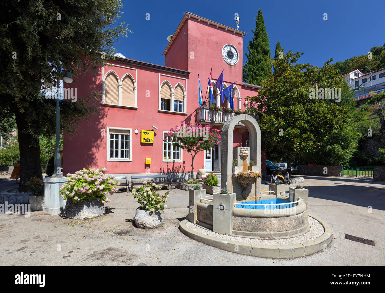 Construction de bureau de poste avec une fontaine en face de Moscenicka  Draga, Istrie, Croatie Photo Stock - Alamy