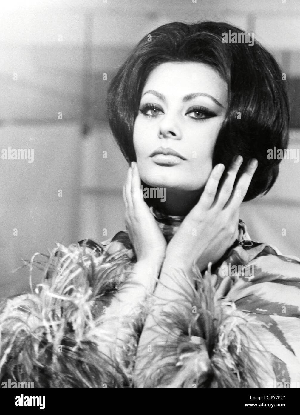 Arabesque 1966 sophia loren Banque de photographies et d’images à haute ...