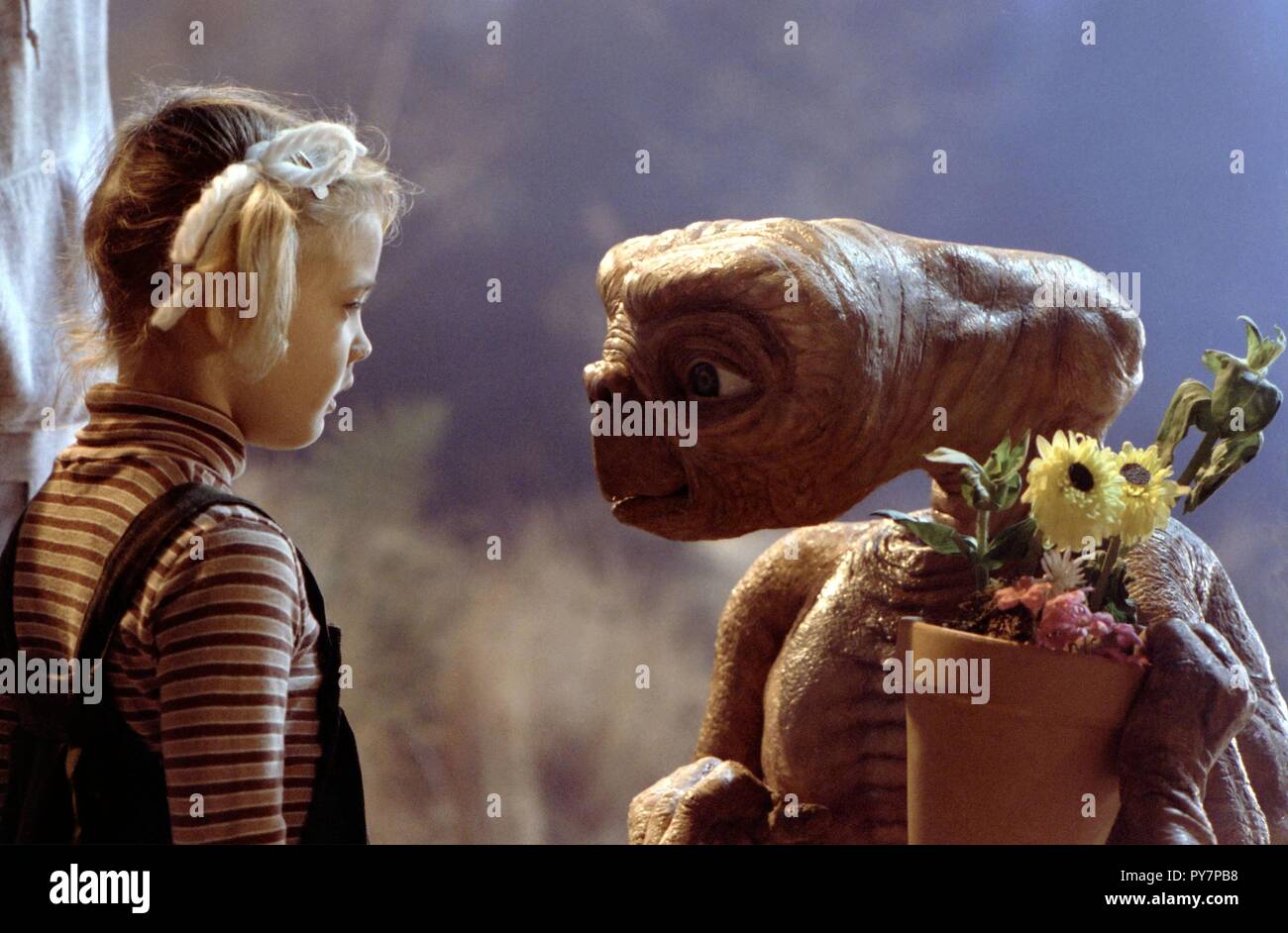 Titre original : E. T. L'extra-terrestre. Titre en anglais : E. T. L'extra-terrestre. Année : 1982. Réalisateur : Steven Spielberg. Stars : Drew Barrymore. Credit : UNIVERSAL PICTURES / McBROOM, BRUCE / Album Banque D'Images