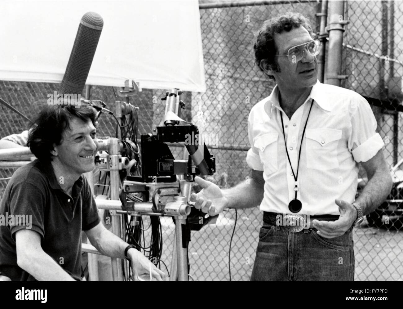 Titre original : TOOTSIE. Titre en anglais : TOOTSIE. Année : 1982. Réalisateur : Sydney Pollack. Stars : Dustin Hoffman ; Sydney Pollack. Credit : Columbia Pictures / Album Banque D'Images