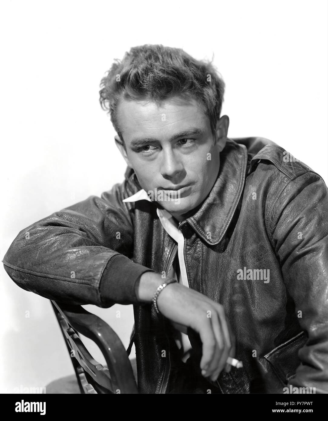 Titre original : REBEL SANS CAUSE. Titre en anglais : REBEL SANS CAUSE. Année : 1955. Réalisateur : Nicholas Ray. Stars : JAMES DEAN. Credit : Warner Brothers / Album Banque D'Images