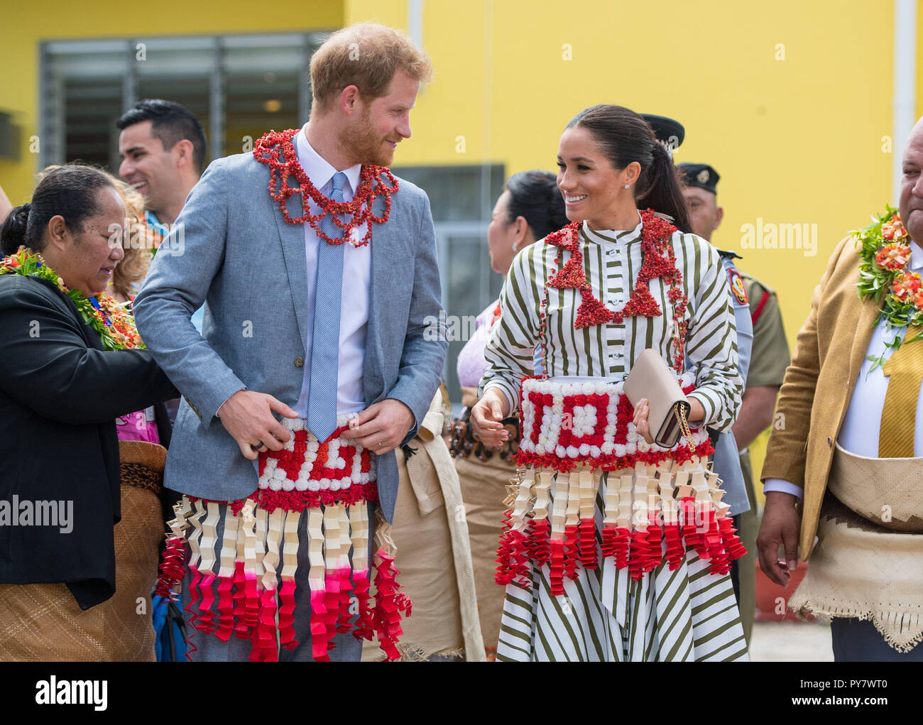 Le duc et la duchesse de Kent porter ta'ovala lors d'une visite à une exposition d'artisanat de Tonga à la Fa'onelua Convention Center, à Nuku'alofa, Tonga, le deuxième jour de la visite du couple royal à Tonga. Banque D'Images