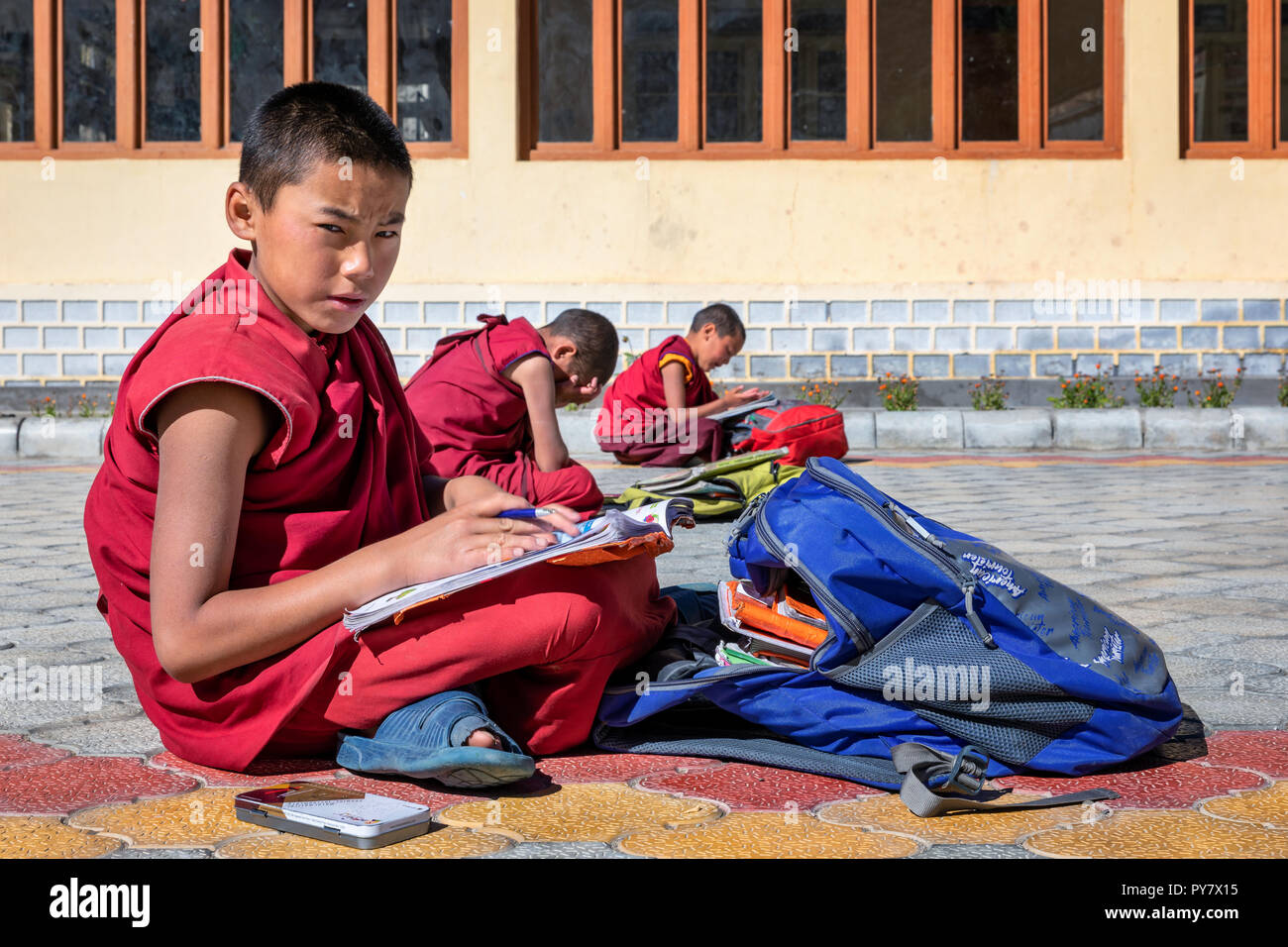 Un petit garçon d'école cloutant dehors au monastère de Likir ou Likir Gompa, Ladakh, Inde Banque D'Images