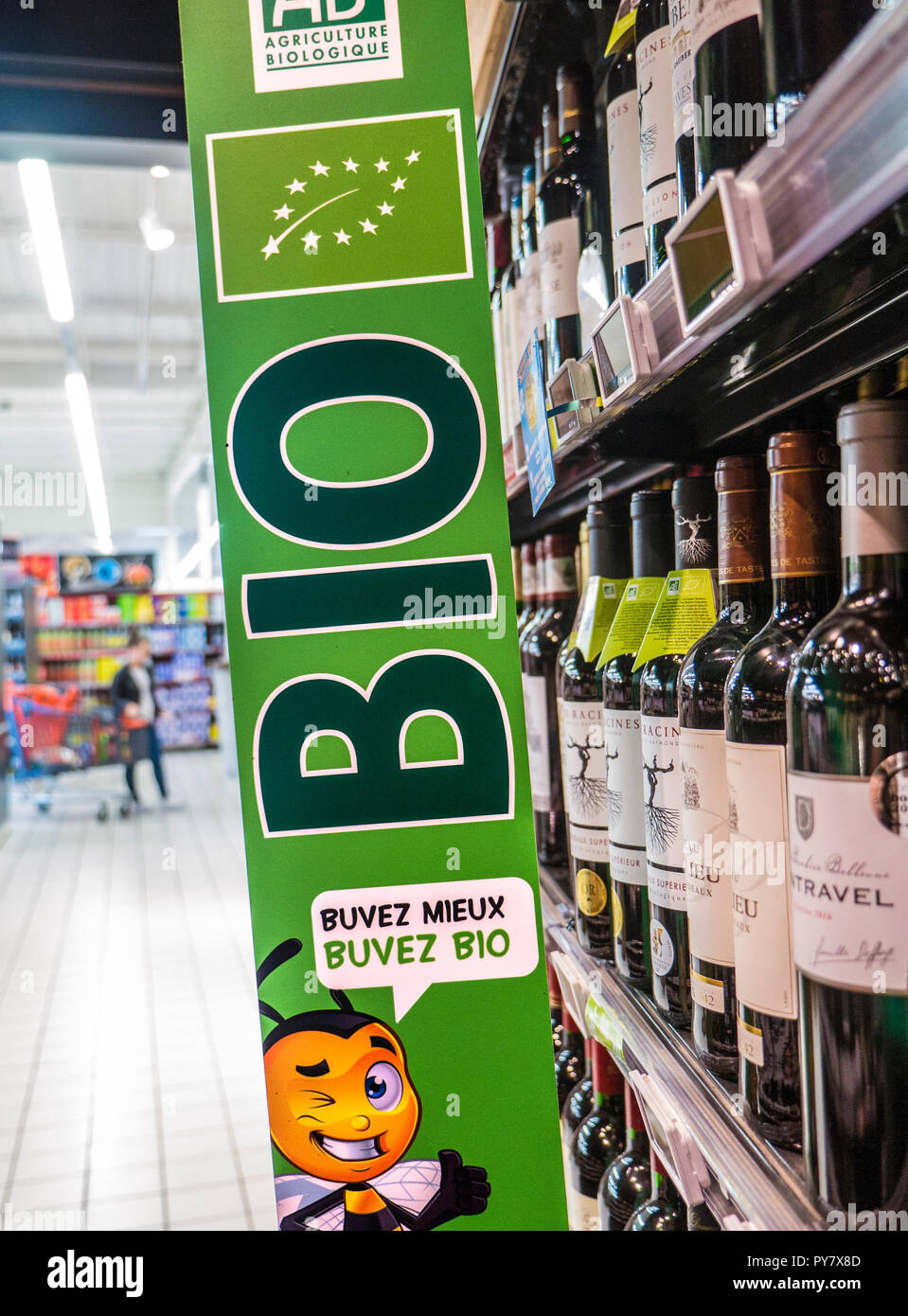 Les vins 'Bio' supermarché biologique vin français populaire 'DRINK' mieux produits en harmonie avec le terroir sans additifs ou la pulvérisation agricole Banque D'Images