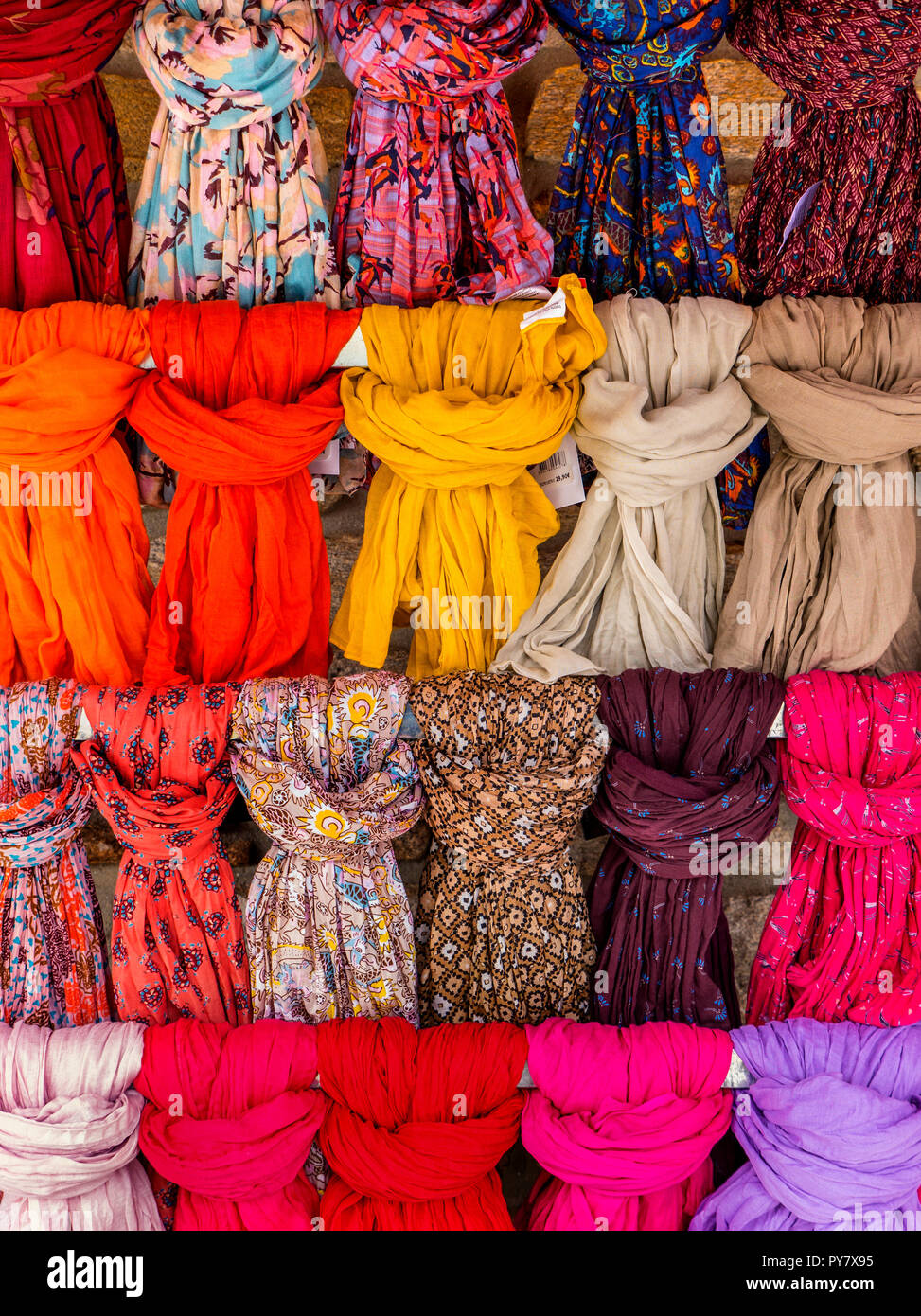 Shop affichage des foulards colorés attachés sur des rails à l'extérieur d'un magasin de mode pour femmes Banque D'Images