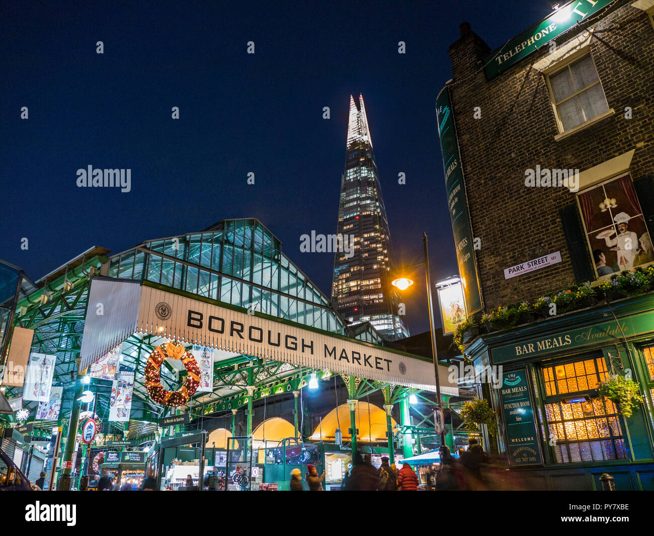 Borough Market Noël & entrée extérieure, les acheteurs de Noël lumières nuit avec des couronnes de Noël Shard London Southwark London UK tour derrière Banque D'Images