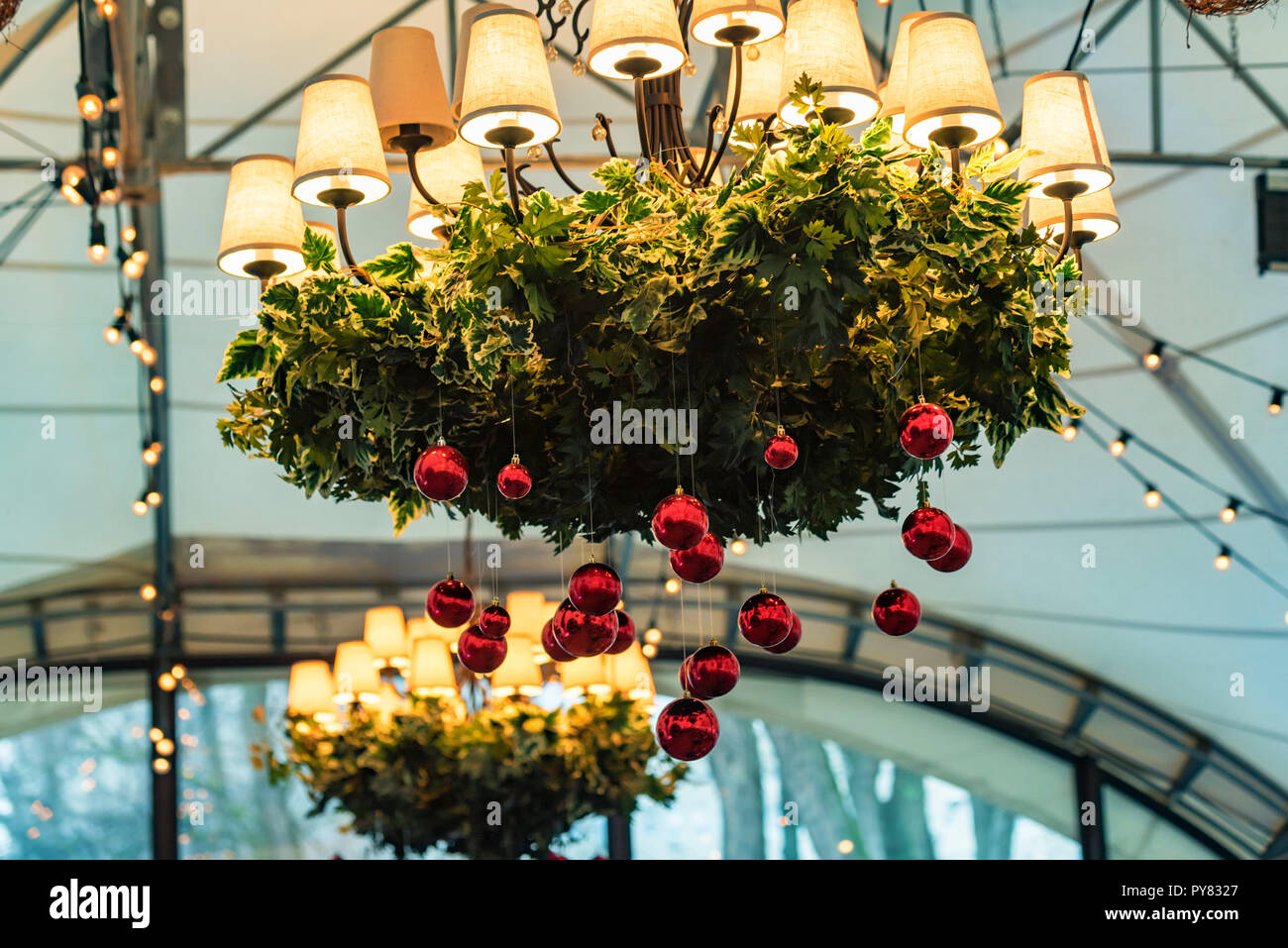 Décorées avec des lustres de couronne de Noël close up Banque D'Images