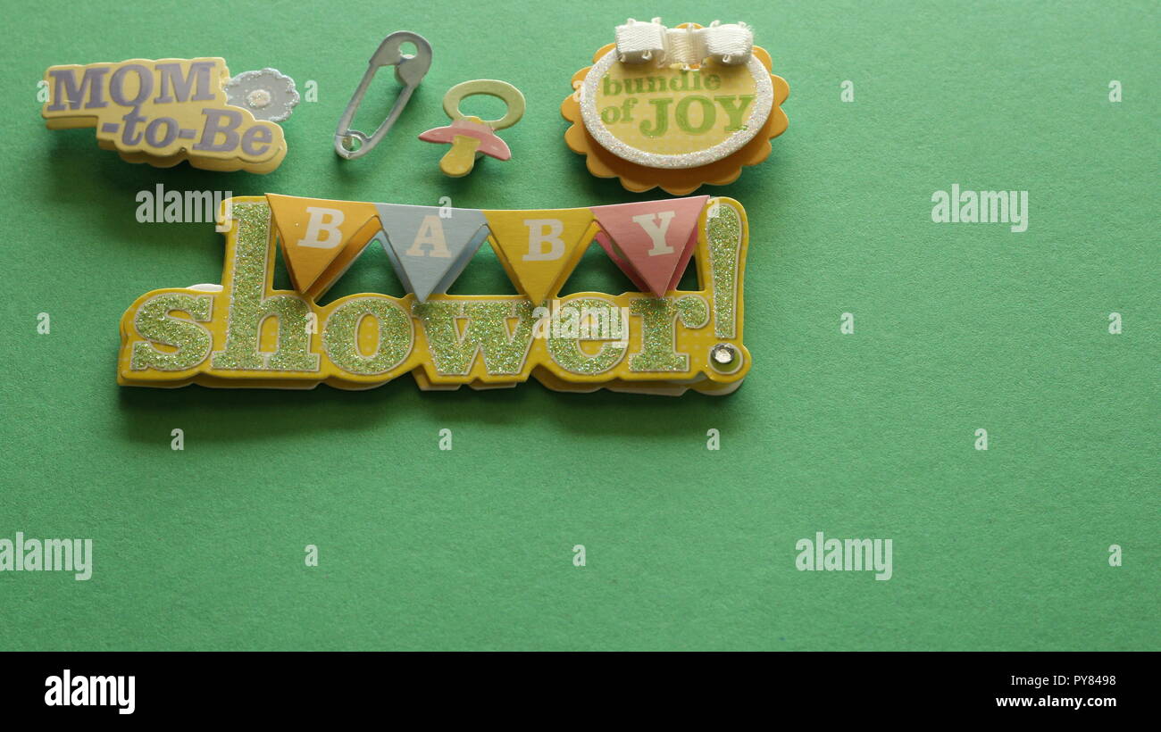 Bannière de douche de bébé avec maman à être et paquet de joie written on cute boutons sur un fond vert Banque D'Images