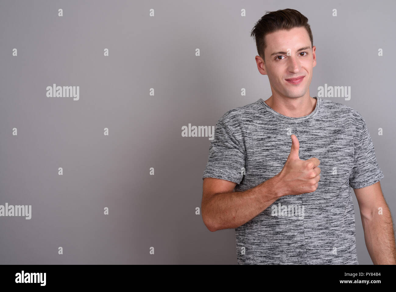 Portrait of young man giving thumb up Banque D'Images