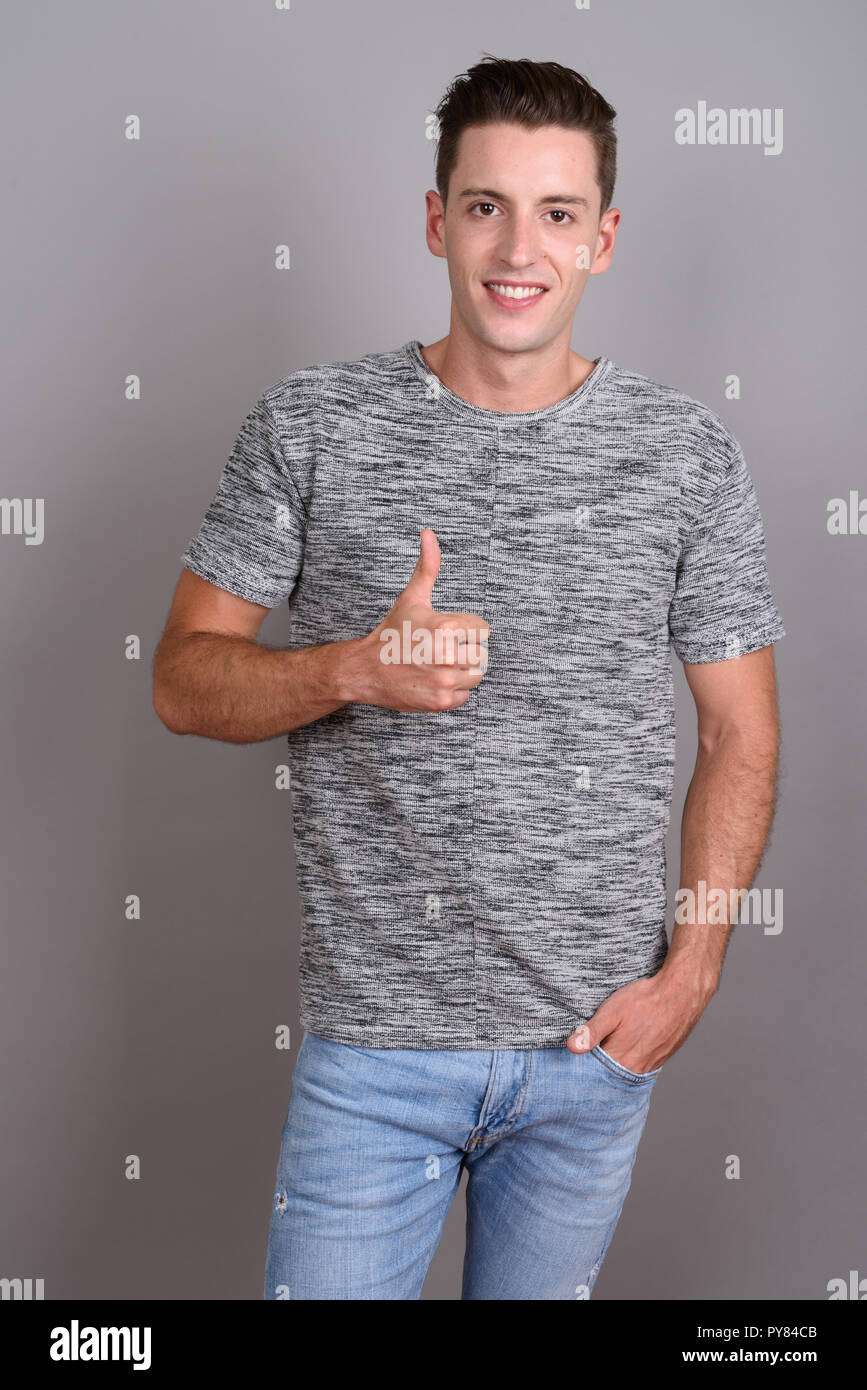 Portrait of young man giving thumb up Banque D'Images