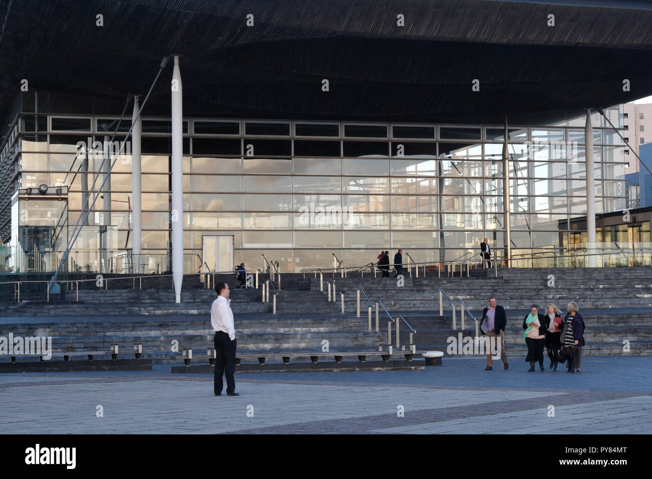 Personnes à l'extérieur de l'Assemblée pour le pays de Galles, baie de Cardiff, bâtiment de l'Assemblée galloise Banque D'Images