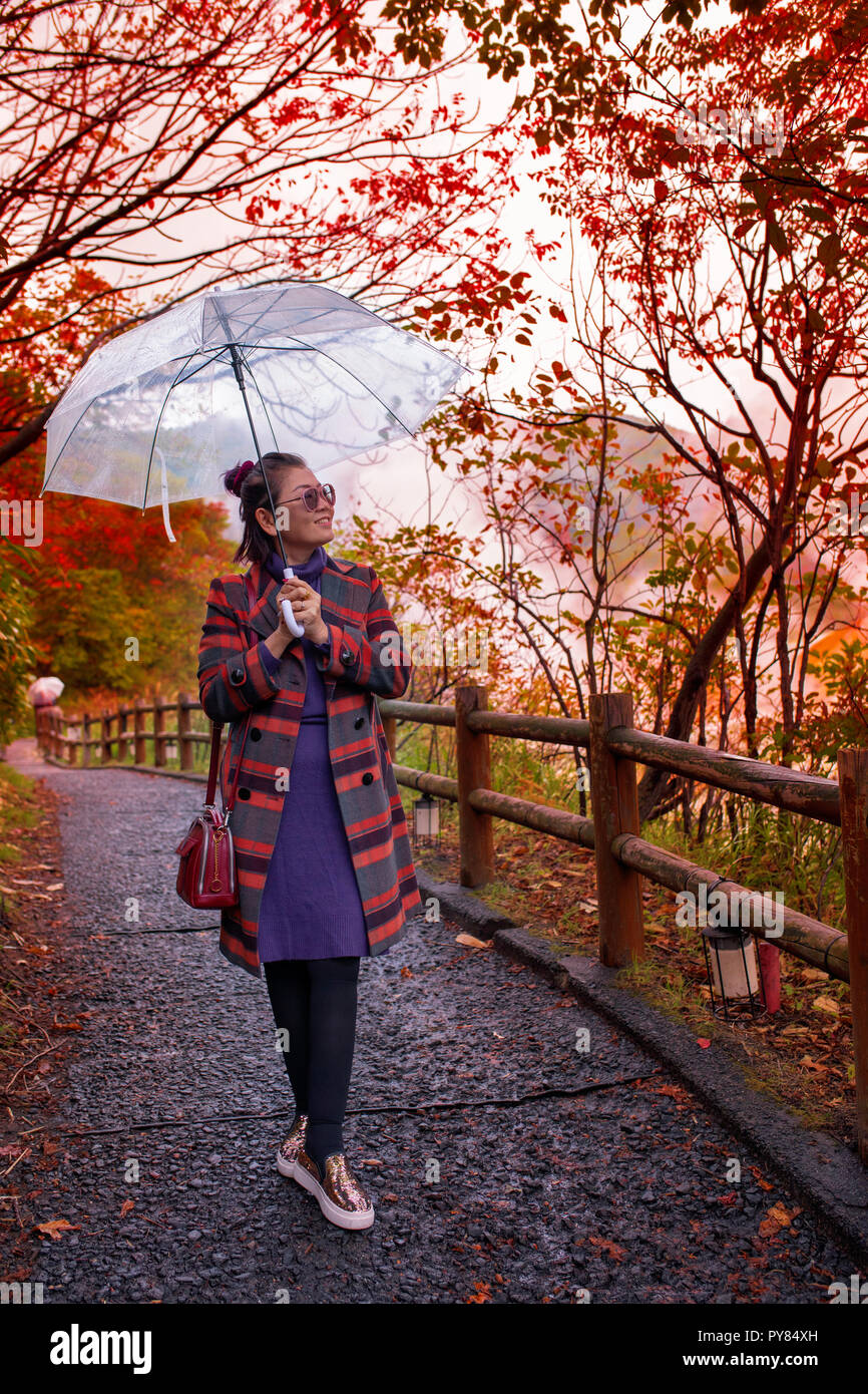 Femme asiatique avec bonheur la pluie parapluie en permanent changement de  couleur des feuilles automne japon Photo Stock - Alamy