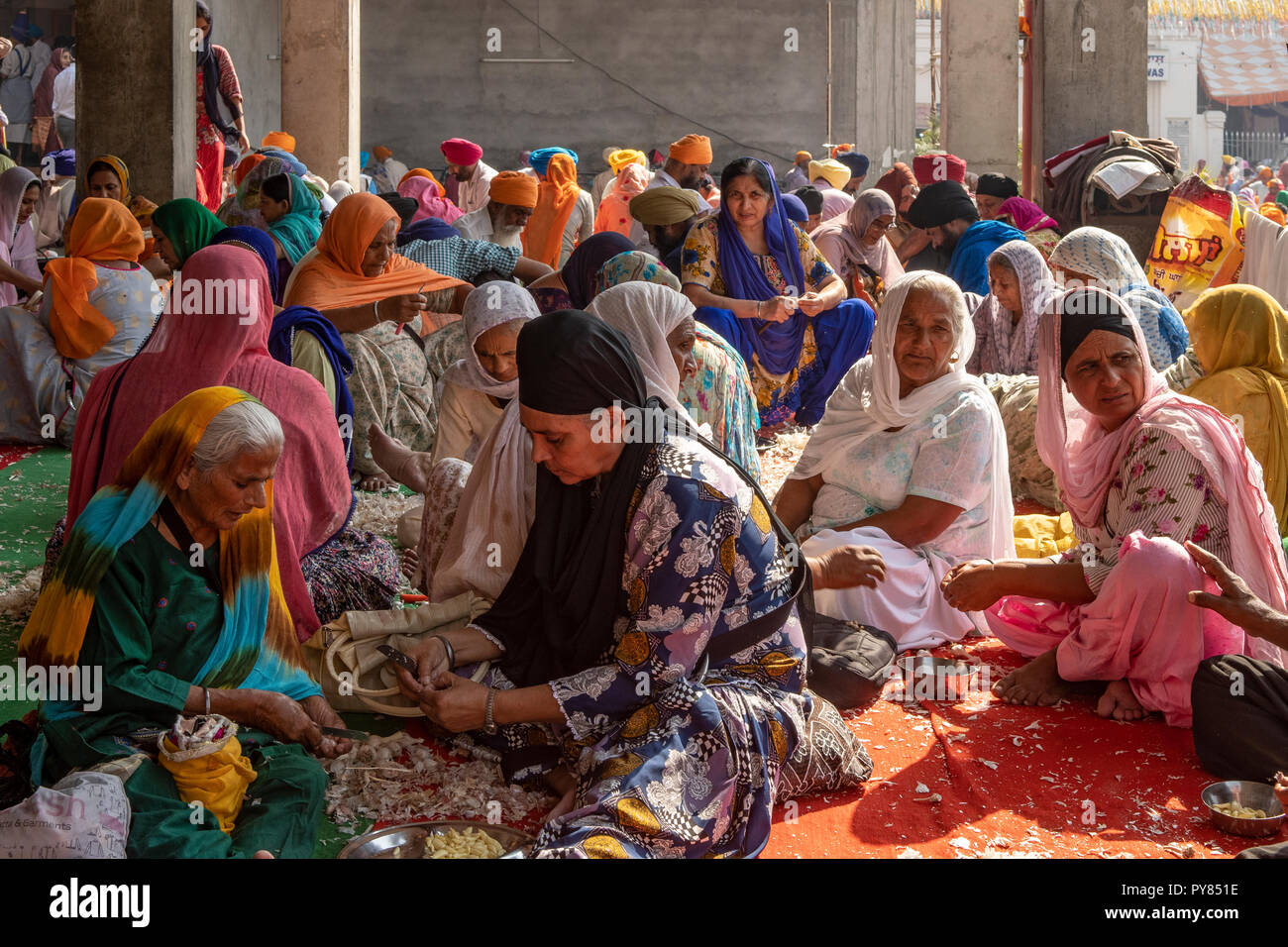 La préparation des aliments à Langar Hall, cuisine communautaire. Amritsar, Punjab, India Banque D'Images