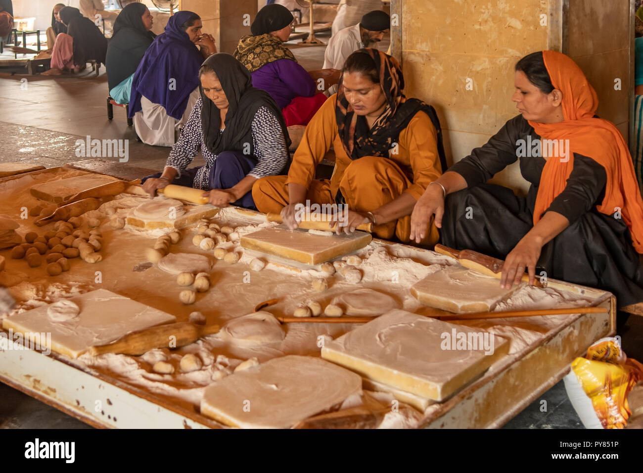 Faire du pain à Langar Hall, cuisine communautaire. Amritsar, Punjab, India Banque D'Images