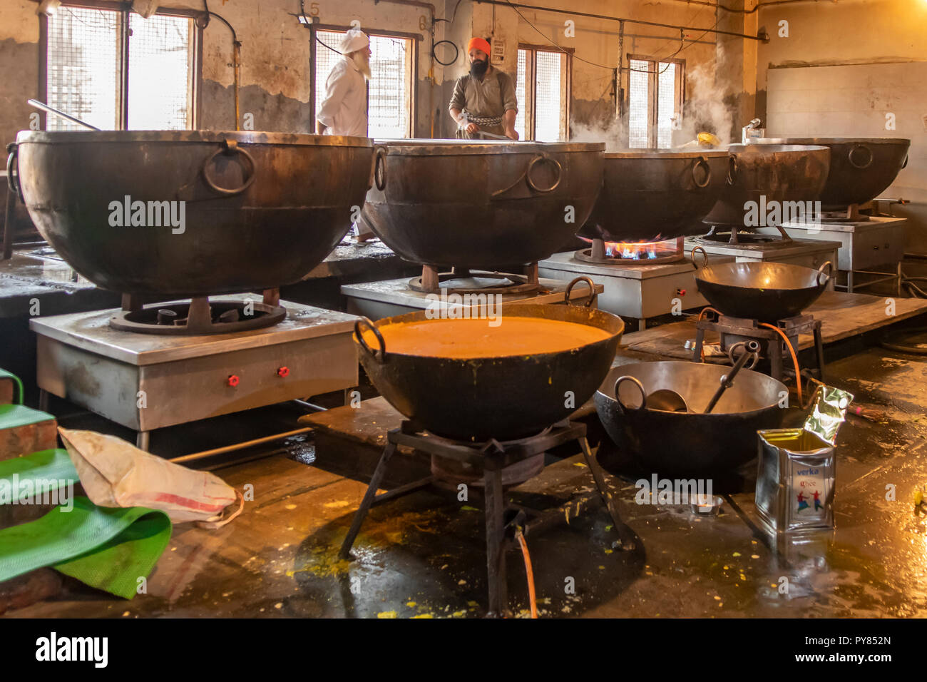 En général, la cuisson à Langar Hall, cuisine communautaire. Amritsar, Punjab, India Banque D'Images