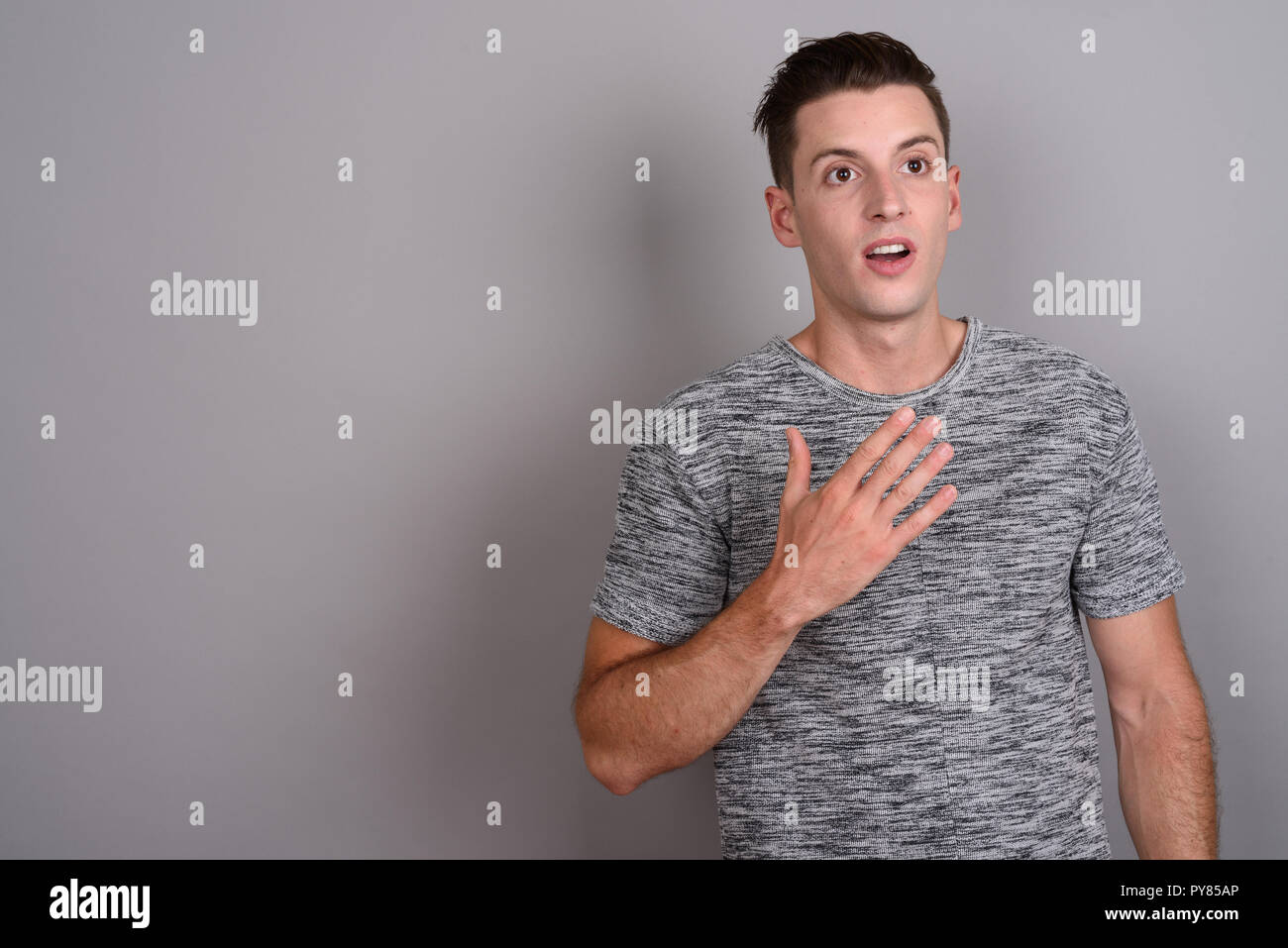 Jeune homme séduisant à choqué et surpris Banque D'Images