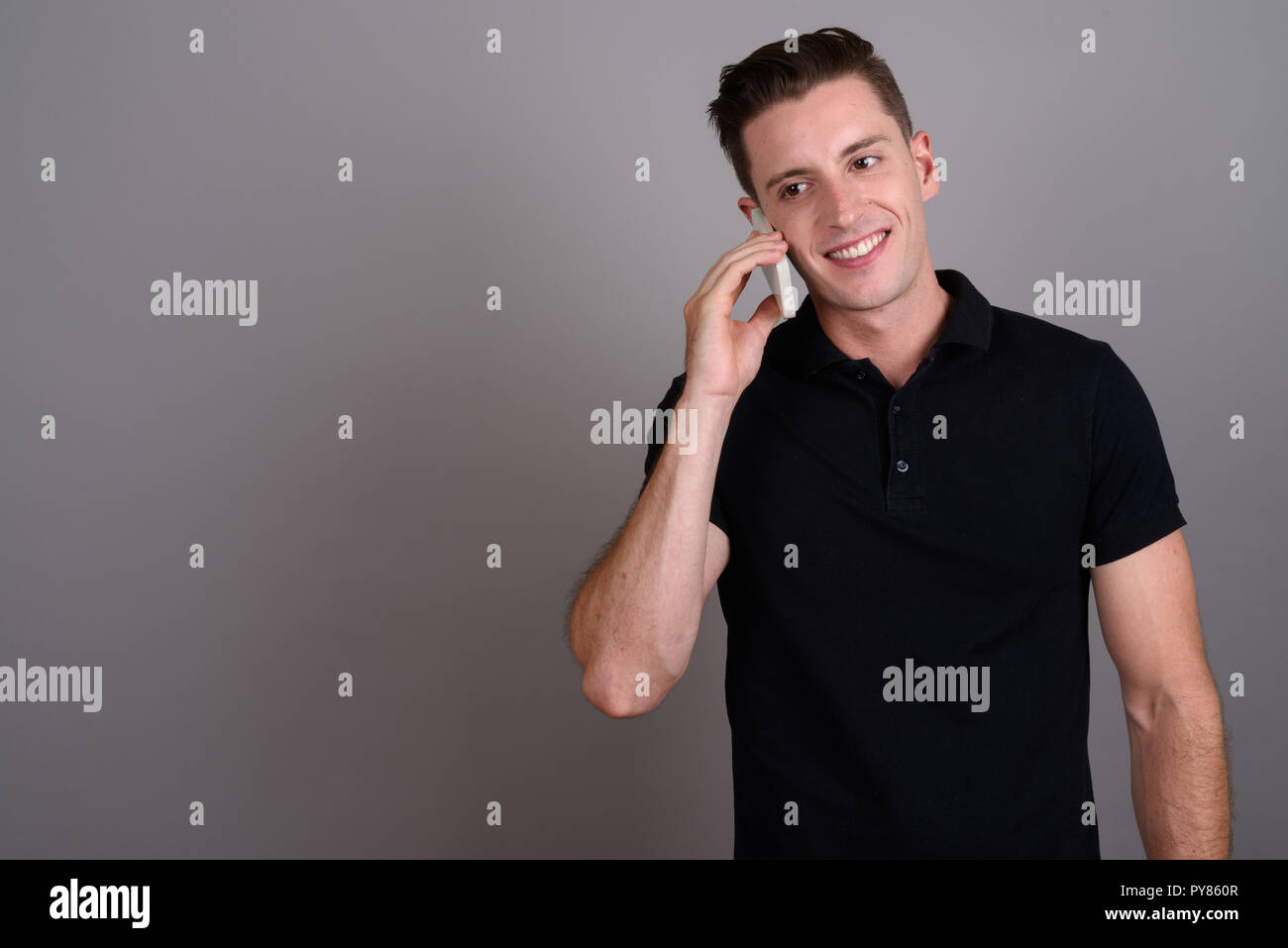 Young happy man talking on mobile phone Banque D'Images