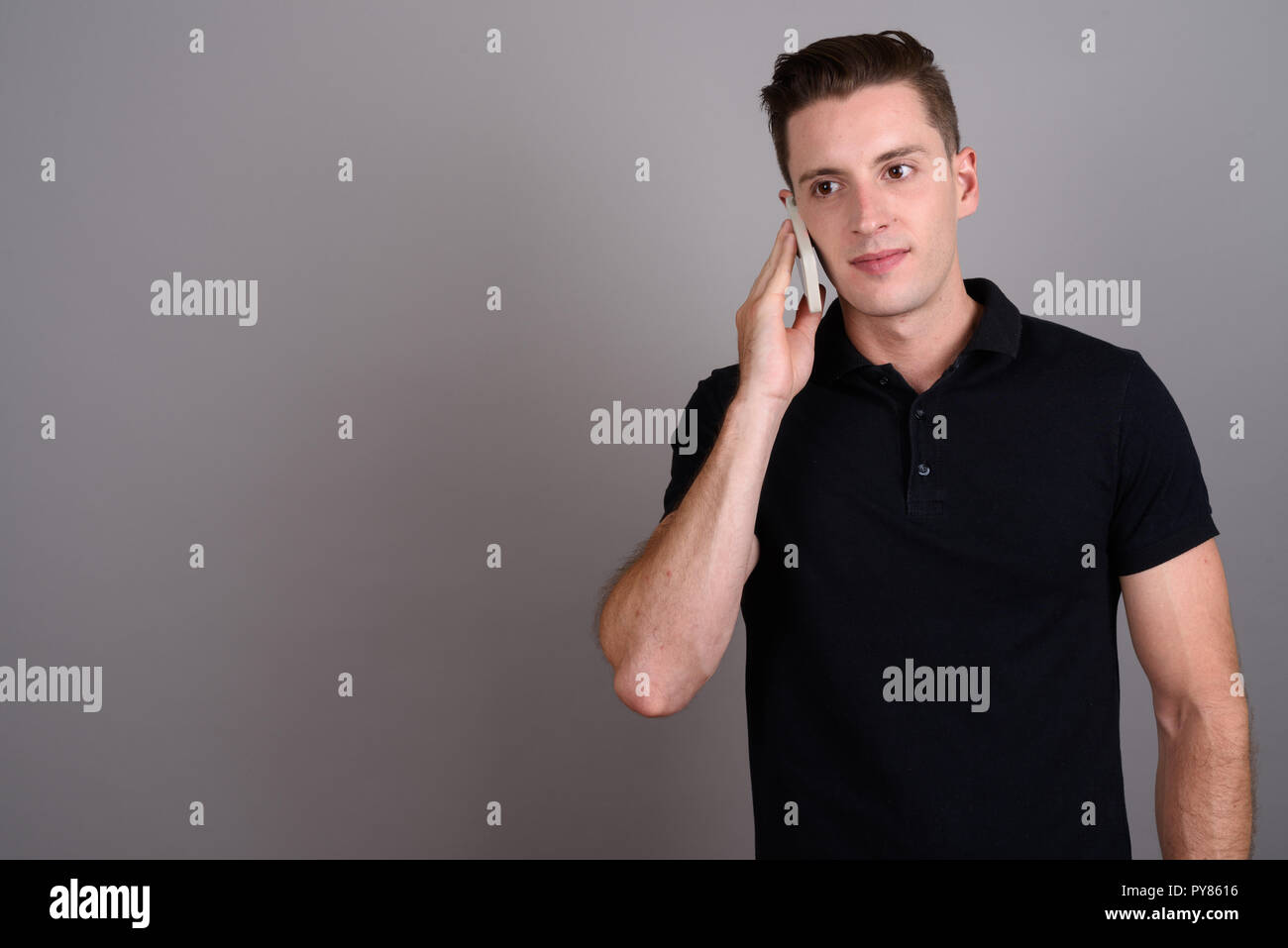 Young handsome man talking on mobile phone Banque D'Images