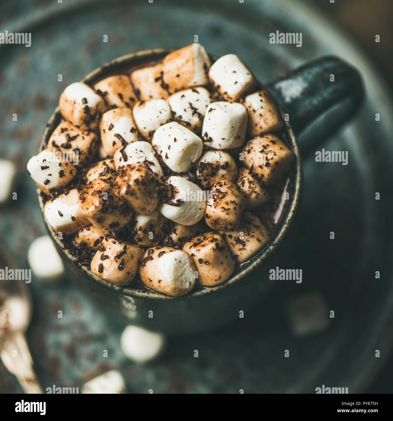 Le réchauffement hivernal du chocolat chaud avec des guimauves dans une tasse, un petit carré Banque D'Images