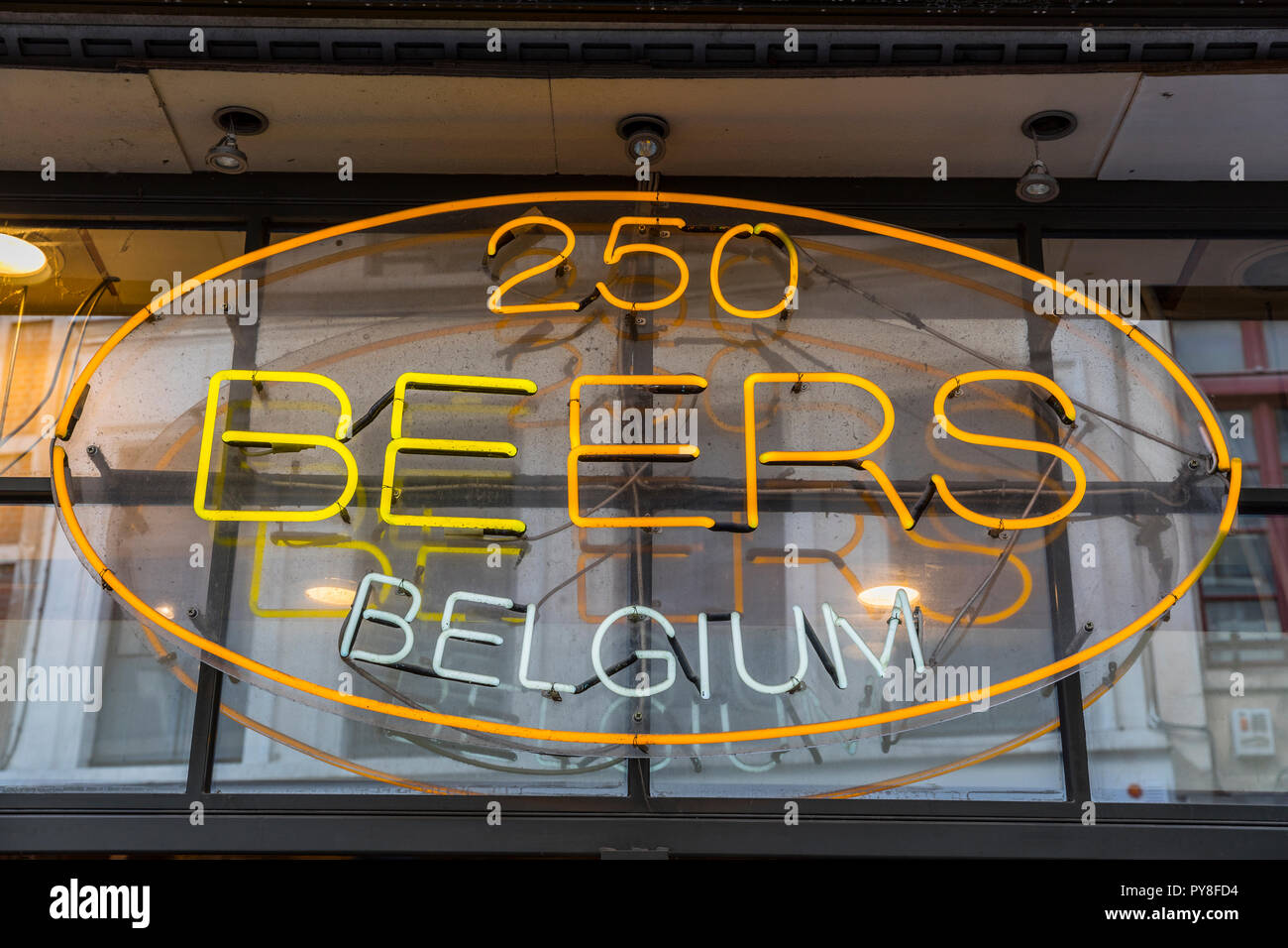 Neon Glow signe de beer shop à Bruxelles Banque D'Images