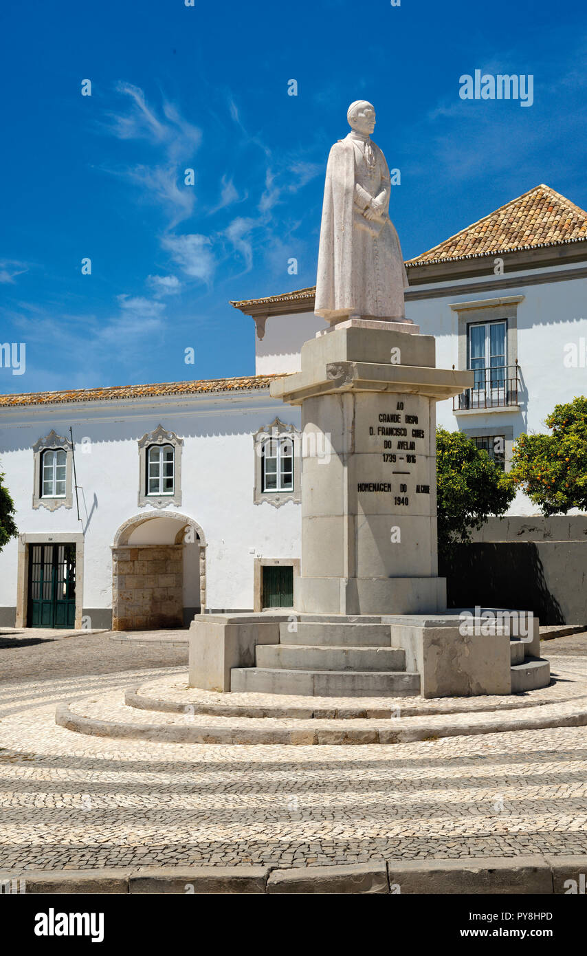 Largo da Sé, la place de la cathédrale, Faro. La statue de Mgr D. Francisco Gomes de Avelar, Faro, Algarve, Portugal Banque D'Images