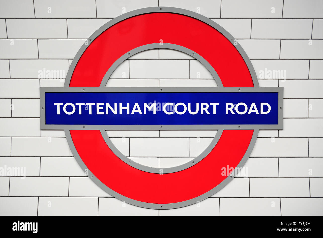 Signe de la station Tottenham Court Road, Londres, Royaume-Uni Banque D'Images