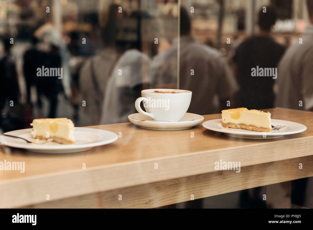 Voir à travers le verre. Une tasse de café et de crème glacée sur la table. Concept prendre une pause ou de repos pendant la journée. Banque D'Images