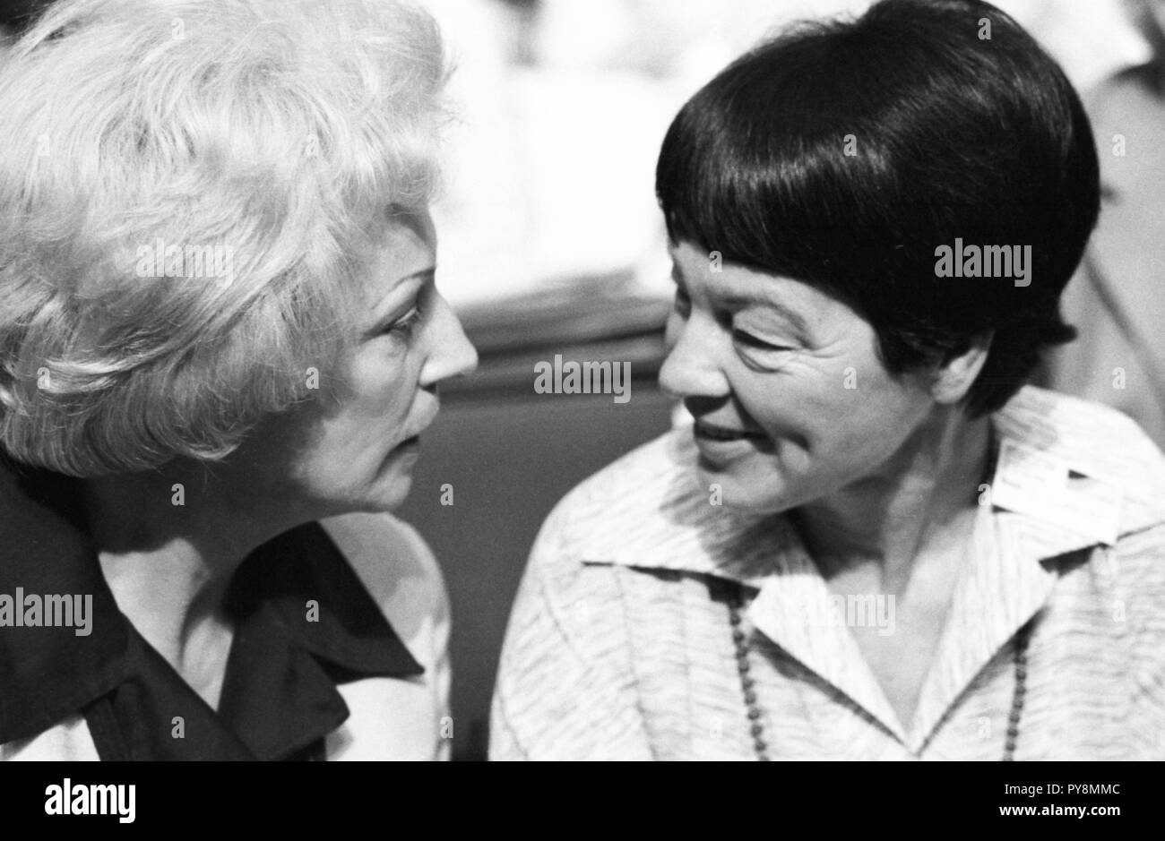 De la conférence du parti social-démocrate d'Allemagne (SPD) le 18 juin 1976 à la Westfalenhalle à Dortmund. Loki Schmidt (r) und Annemarie Renger (l) dans le monde entier d'utilisation | Banque D'Images