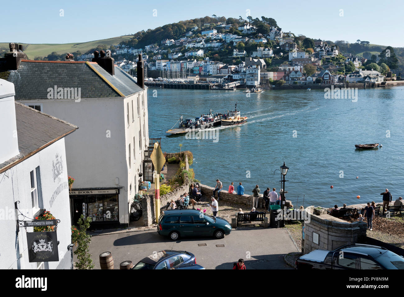 Dartmouth et Kingswear, Devon, UK. Le Ferry inférieur traverse l'estuaire de l'EICC et approches Dartmouth de halage Kingswear. Banque D'Images