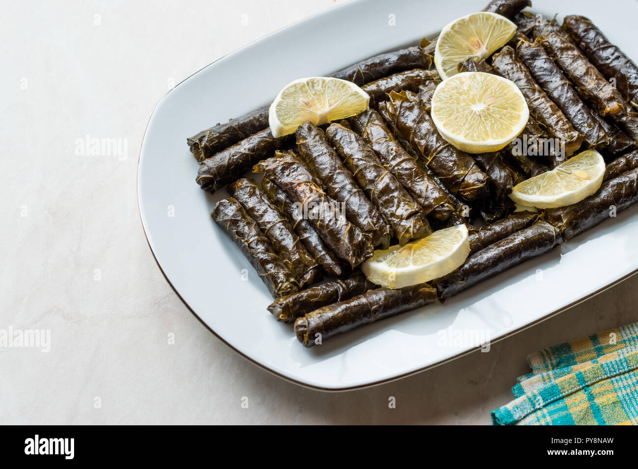 Feuilles de vigne farcies avec de l'huile d'olive et citron / Zeytinyagli Yaprak Sarma Dolma. Aliments biologiques traditionnelles. Banque D'Images