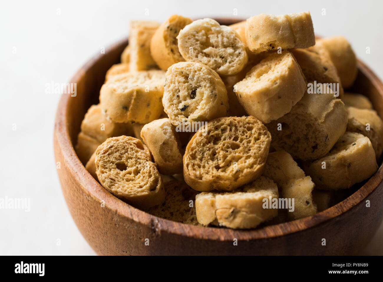 Pile de forme circulaire de seigle Pain croustillant croûton Biscuits / Crostini. Apéritif bio Chips. Banque D'Images