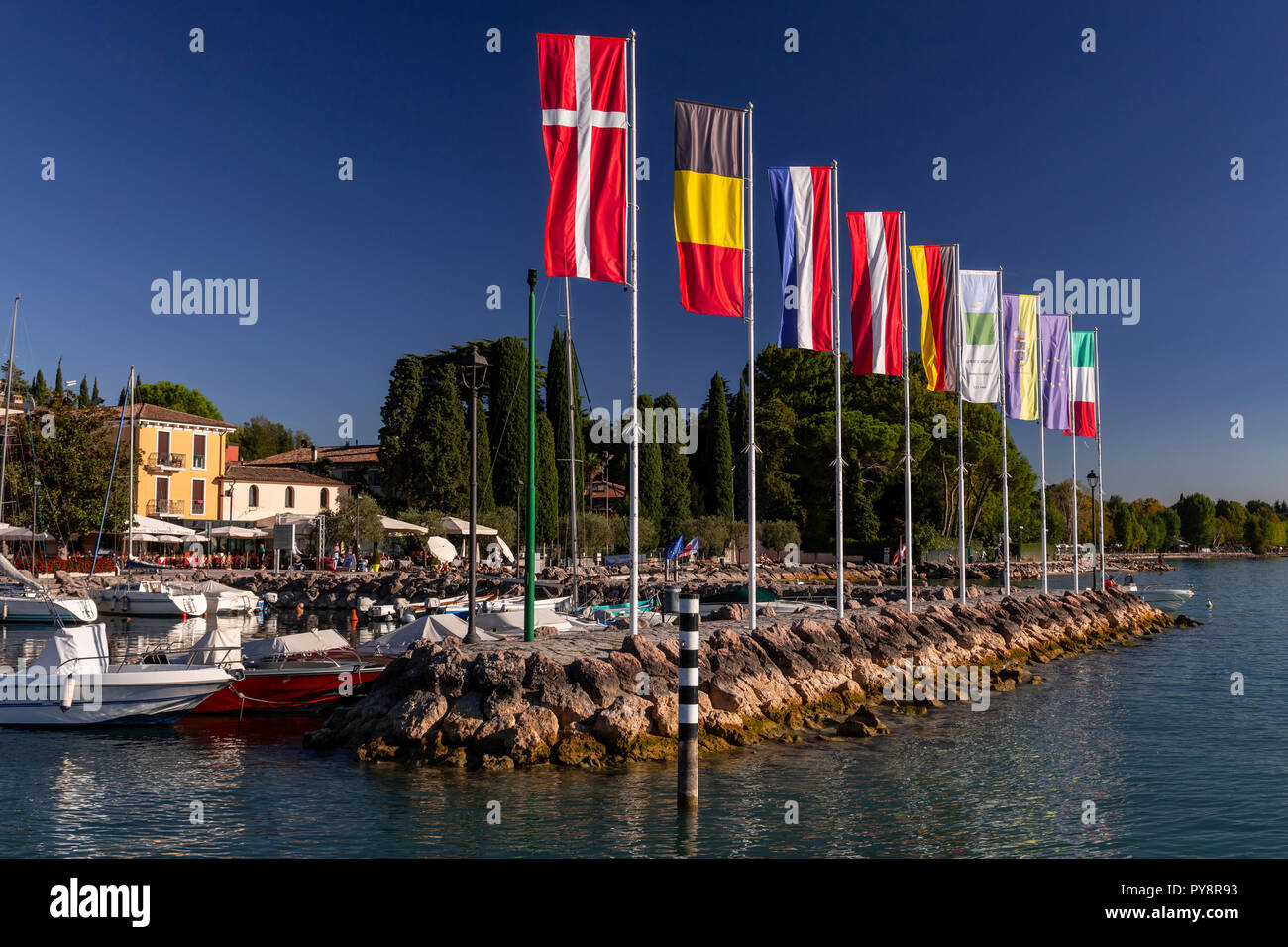 Drapeaux sur le port à Bardolino, sur le lac de Garde, Italie Banque D'Images