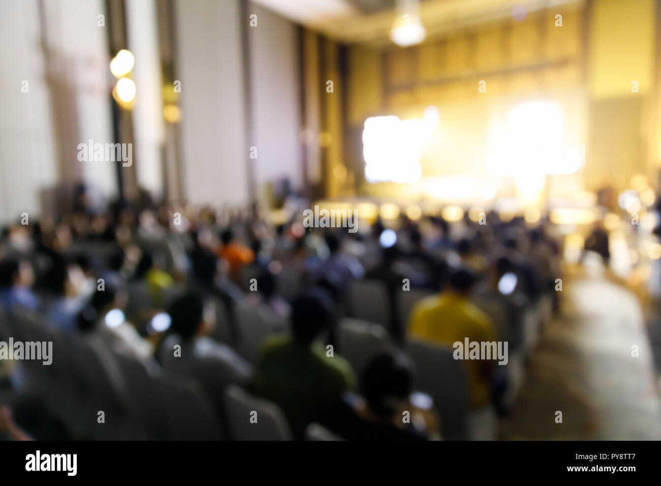 Les gens dans l'auditoire flou abstrait conférence de presse événement ou séminaire d'entreprise réunion Banque D'Images