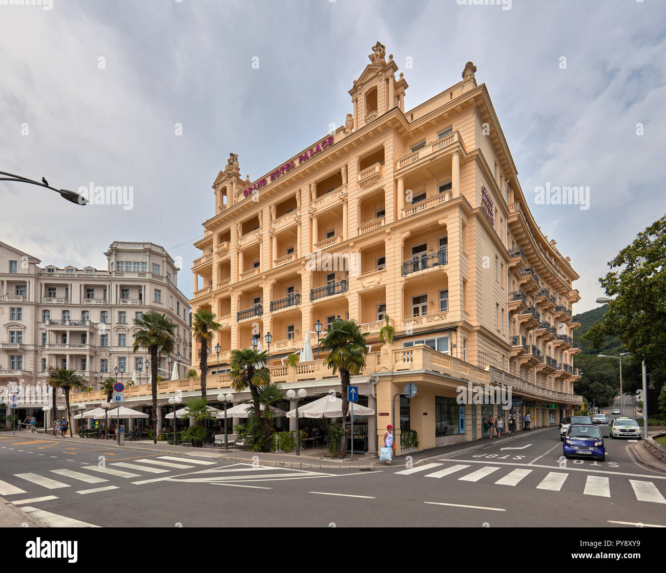 Grand bâtiment en forme de intéressant jaune à Opatija, Kvarner, Croatie Banque D'Images